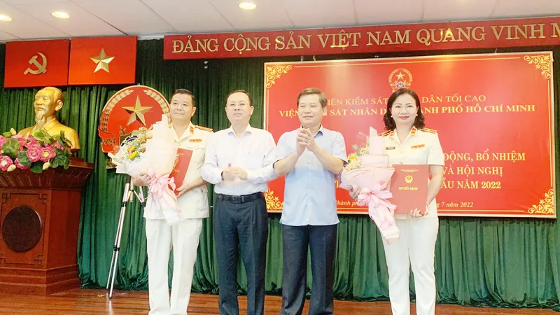 Đồng chì Lê Minh Trí, Ủy viên Trung ương Đảng, Viện trưởng Viện KSND Tối cao và đồng chí Nguyễn Văn Hiếu, Ủy viên Dự khuyết Trung ương Đảng, Phó Bí thư Thành ủy TPHCM trao quyết định điều động, bổ nhiệm 2 Phó Viện trưởng VKSND TPHCM. Ảnh: CHÍ THẠCH 