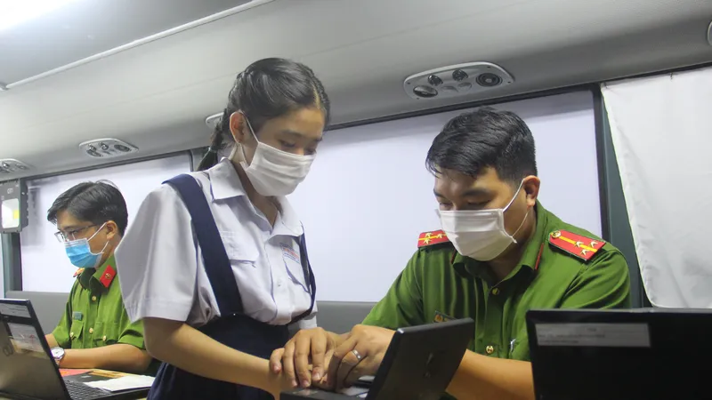 Người dân làm CCCD gắn chip ở TPHCM. Ảnh: CHÍ THẠCH 