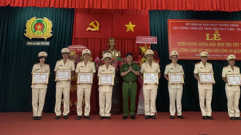 Tuyên dương 46 cán bộ, chiến sĩ gương điển hình lực lượng CSND Công an quận Tân Bình. Ảnh: CHÍ THẠCH 