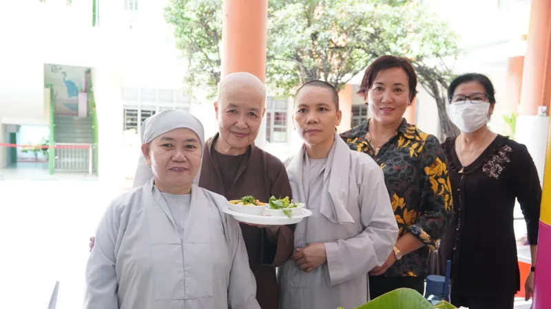 Chương trình ẩm thực chay vì sức khỏe môi trường và Buffet chay miễn phí. Ảnh: CHÍ THẠCH 