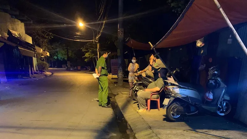 Công an tại hiện trường. Ảnh: CHÍ THẠCH 