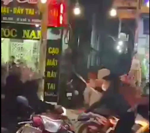 Nhóm đối tượng cầm hung khí, ba chĩa...gây náo loạn khu vực