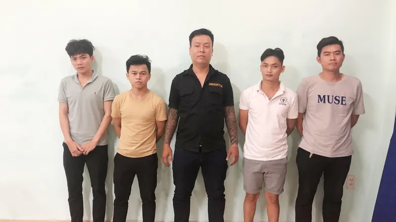 Nhóm đối tượng tại cơ quan công an 