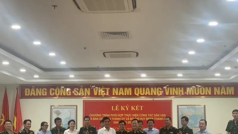 Ký kết phối hợp giữa Ban Dân vận Thành ủy TPHCM và Bộ Chỉ huy BĐBP TPHCM. Ảnh: CHÍ THẠCH 