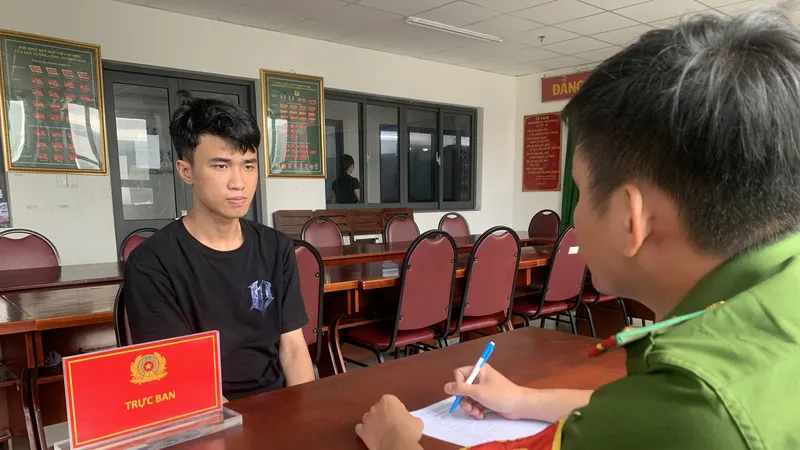 "Siêu trộm" Lê Đức Hoàng tại cơ quan công an. Ảnh: CHÍ THẠCH