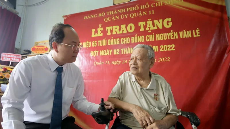 Phó Bí thư Thành ủy TPHCM Nguyễn Hồ Hải ân cần hỏi thăm đồng chí Nguyễn Văn Lê. Ảnh: DŨNG PHƯƠNG