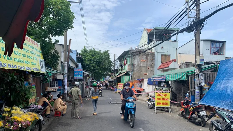 Công an khám nghiệm hiện trường. Ảnh: CHÍ THẠCH 