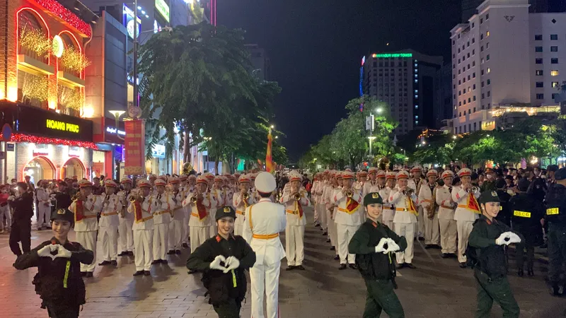 Hàng ngàn người dân xem biểu diễn nhạc kèn, diễu hành ở phố đi bộ Nguyễn Huệ. Ảnh: CHÍ THẠCH 