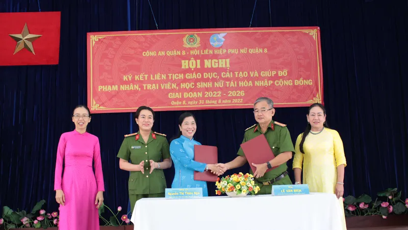Ký kết liên tịch giáo dục, cải tạo và giúp đỡ phạm nhân, trại viên, học sinh nữ tái hòa nhập. Ảnh: CHÍ THẠCH 