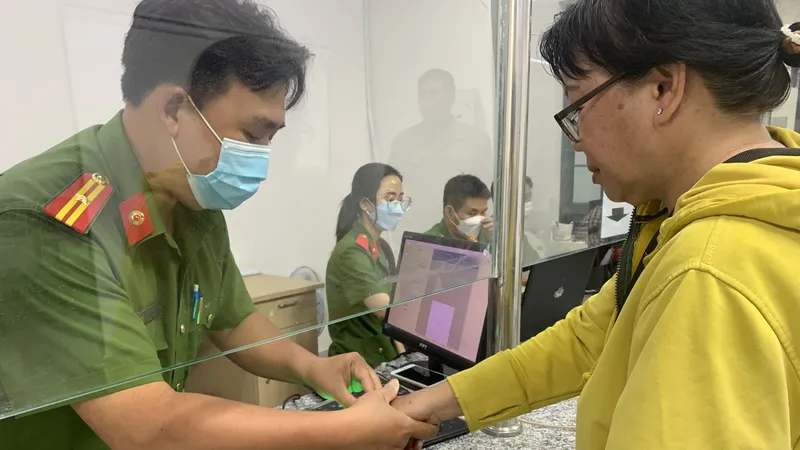 Người dân làm CCCD gắn chip ở TPHCM. Ảnh: CHÍ THẠCH 