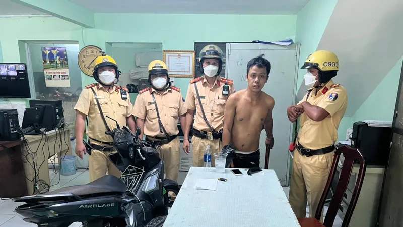 Lực lượng CSGT TPHCM bàn giao đối tượng cho Công an phường 12, quận 5
