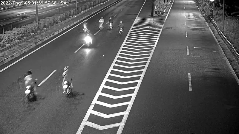 Hình ảnh camera ghi nhận nhóm "quái xế". Ảnh: C.T