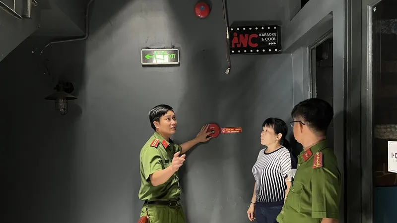 Kiểm tra đồng loạt các quán karaoke ở TPHCM. Ảnh: A.N