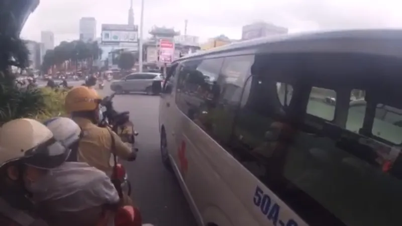 CSGT TPHCM hỗ trợ đưa người đàn ông bị bệnh đến bệnh viện cấp cứu