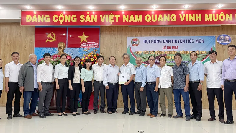 Lãnh đạo huyện Hóc Môn trao Quyết định thành lập và chụp hình lưu niệm với thành viên HTX