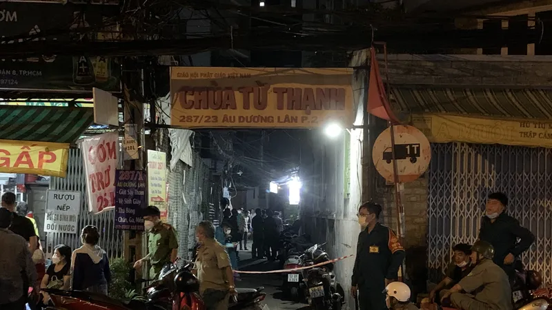 Công an khám nghiệm hiện trường. Ảnh: CHÍ THẠCH 