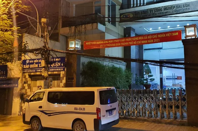 Cơ quan công an thực hiện việc khám xét ở trụ sở Tổng công ty Công nghiệp Sài Gòn trên đường Nguyễn Tất Thành, quận 4 vào ngày 3-11-2021. Ảnh: C.T
