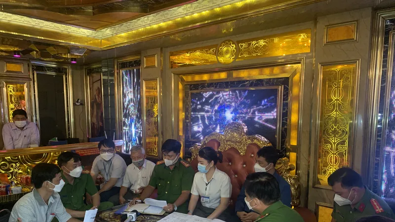 Lực lượng chức năng kiểm tra quán karaoke ở quận Gò Vấp. Ảnh: CHÍ THẠCH 