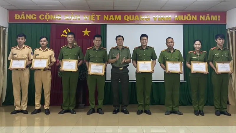 Các cá nhân có thành tích xuất sắc nhận bằng khen