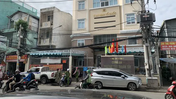 Người đàn ông nghi giết một phụ nữ, chở thi thể đến công an phường đầu thú