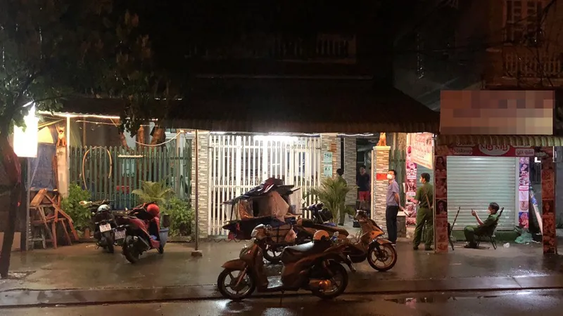 Công an phong tỏa khám nghiệm hiện trường. Ảnh: C.T