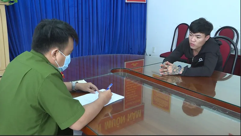 Công an lấy lời khai đối tượng An. Ảnh: C.T