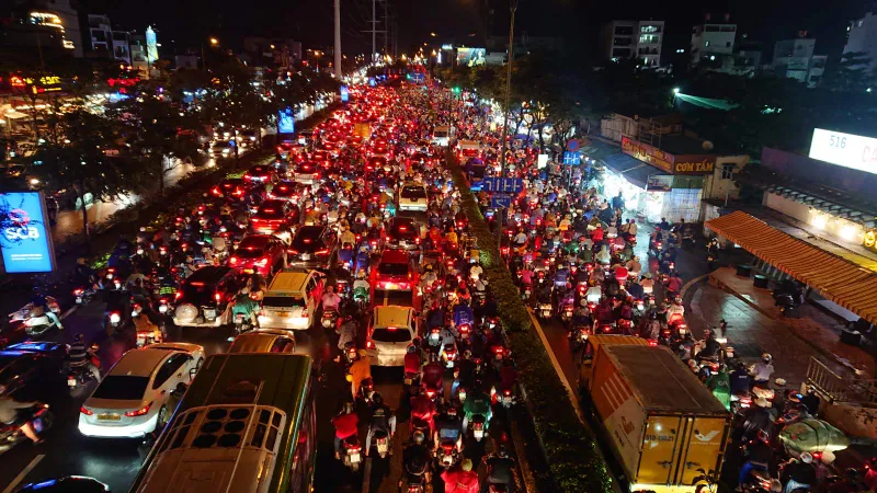 Giao thông ùn ứ kéo dài trên đại lộ Phạm Văn Đồng tối 26-9. Ảnh: T.HÂN