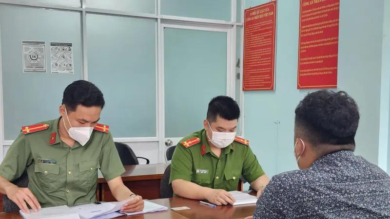 Công an làm việc với L.T.N.. 