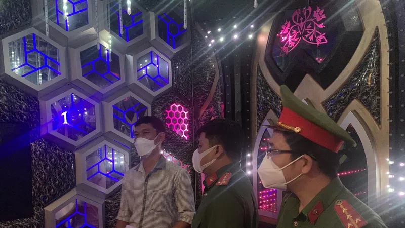 Lực lượng chức năng kiểm tra quán karaoke ở quận Gò Vấp. Ảnh: CHÍ THẠCH 