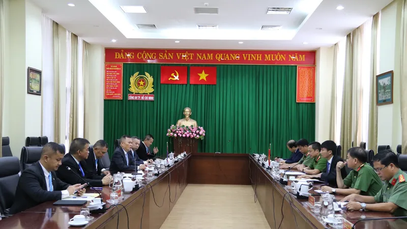 Hai đơn vị tặng quà lưu niệm cho nhau