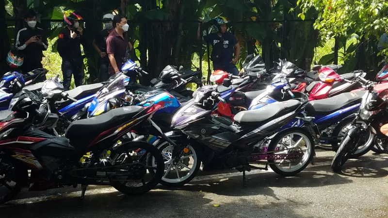 Hơn 100 “xế độ” tụ tập ở quán cà phê bị đưa về trụ sở 