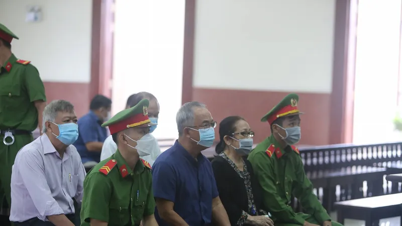 Các bị cáo tại tòa ngày 4-10