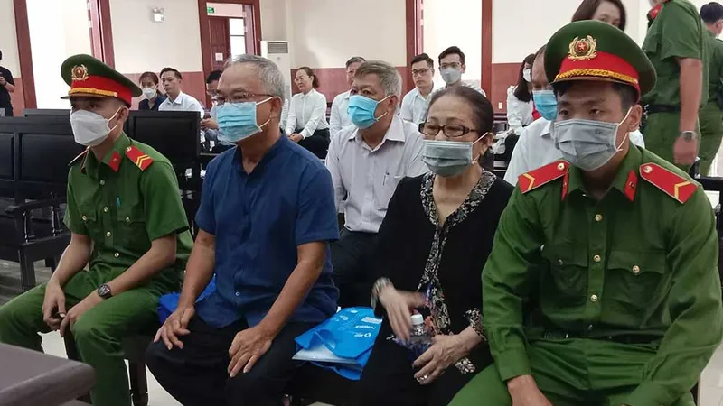 Nhóm bị cáo tại tòa