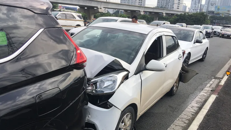 Tai nạn liên hoàn trên cầu Sài Gòn, giao thông ùn ứ kéo dài