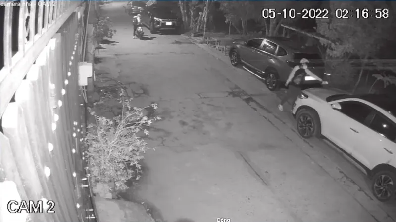 Đối tượng tiếp cận xe ô tô nghi tưới xăng rồi châm lửa đốt