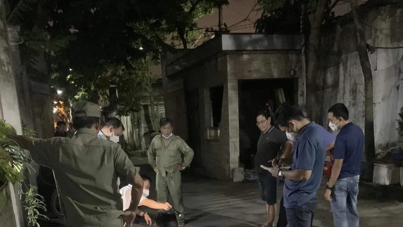 Công an khám nghiệm hiện trường. Ảnh: CHÍ THẠCH 