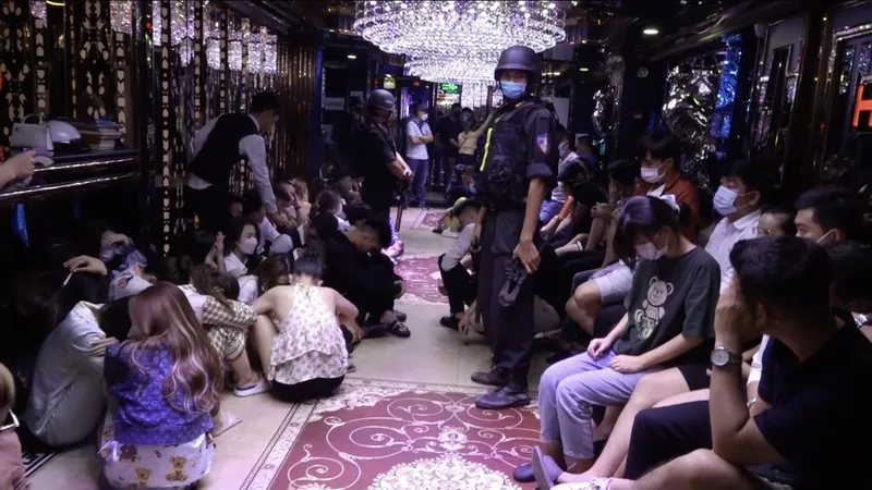 Bắt quả tang quản lý, nhân viên quán karaoke Hollywood bán ma túy