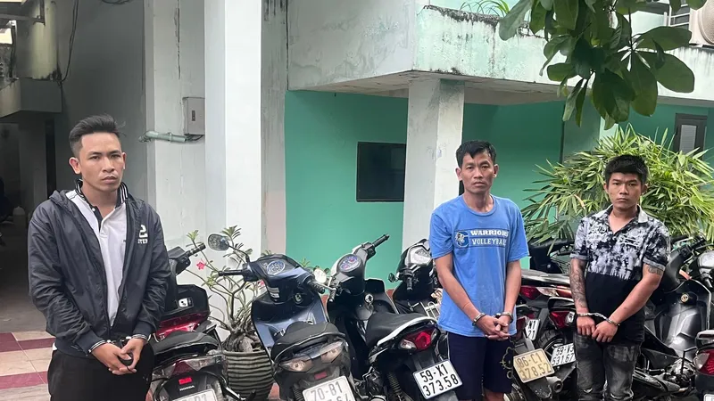 Nhóm đối tượng cùng tang vật. Ảnh: CHÍ THẠCH 