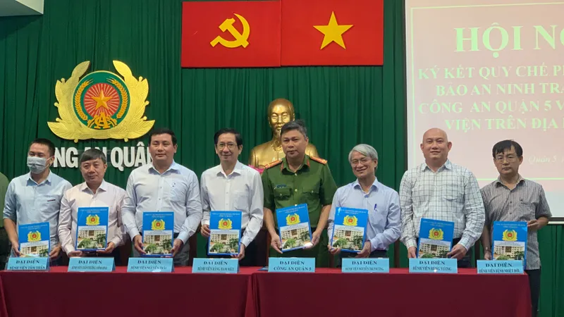Công an quận 5 (TPHCM) phối hợp với các bệnh viện trên địa bàn tổ chức lễ ký kết Quy chế phối hợp đảm bảo an ninh trật tự trên địa bàn. Ảnh: CHÍ THẠCH 