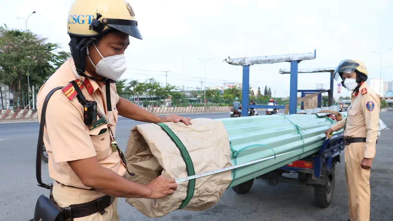 Tạm giữ 103 xe 3 bánh và xe thô sơ 3, 4 bánh lưu thông trên đường phố TPHCM