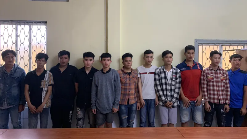 Nhóm đối tượng mang bom xăng, hung khí gây rối nhà dân ở TPHCM. Ảnh: CHÍ THẠCH 