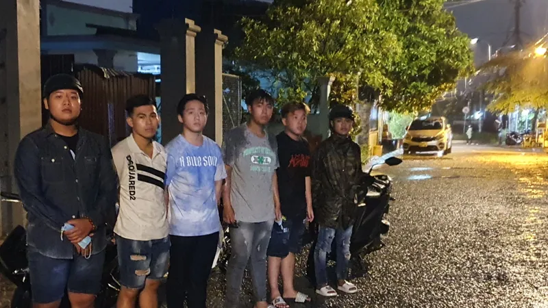 Nhóm đối tượng mang hung khí hỗn chiến ở huyện Hóc Môn bị bắt. Ảnh: C.T
