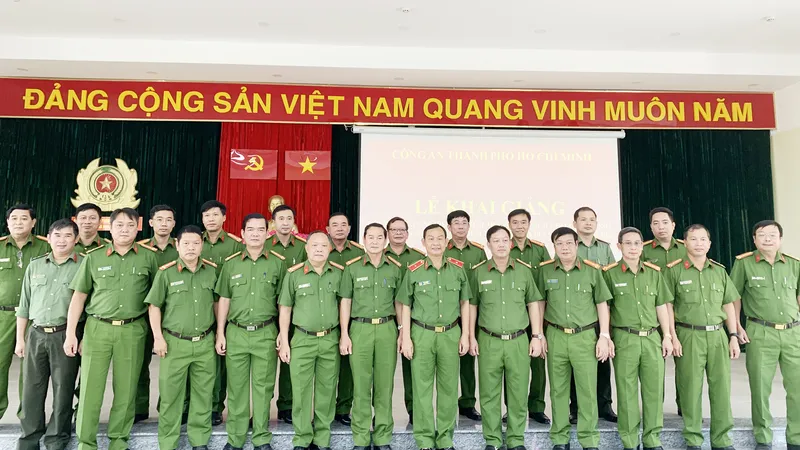 Tập huấn nghiệp vụ PCCC-CNCH cho 3.221 cán bộ, chiến sĩ công an xã. Ảnh: CHÍ THẠCH 