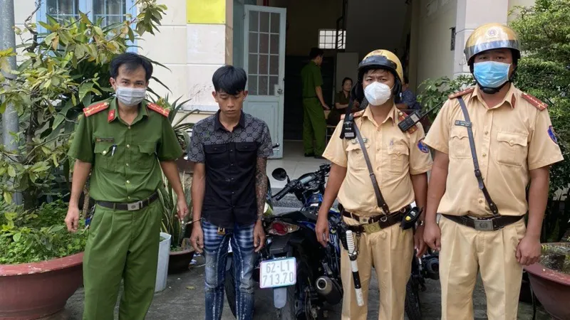 CSGT TPHCM bàn giao đối tượng cùng tang vật cho Công an địa phương 