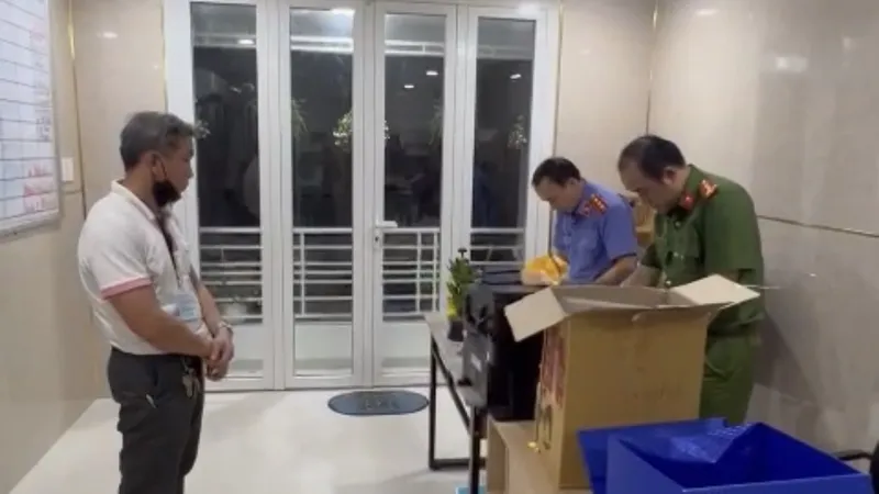Công an tống đạt quyết định bắt tạm giam với Nguyễn Thế Hùng, Giám đốc Công ty xăng dầu Phúc Thọ