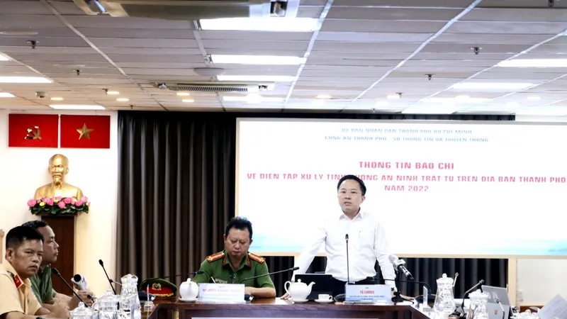 Quang cảnh buổi họp báo thông tin về diễn tập xử lý tình huống an ninh trật tự trên địa bàn TP năm 2022. Ảnh: NGÔ BÌNH 