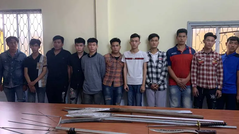 Nhóm đối tượng tại cơ quan công an. Ảnh: CHÍ THẠCH 