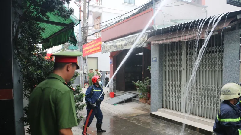 Phường Tân Hưng Thuận, quận 12 (TPHCM) là phường đầu tiên trên địa bàn TP ở tất cả các Khu phố đều xây dựng mô hình Tổ Liên gia an toàn PCCC và Điểm chữa cháy công cộng. Ảnh: M.N.
