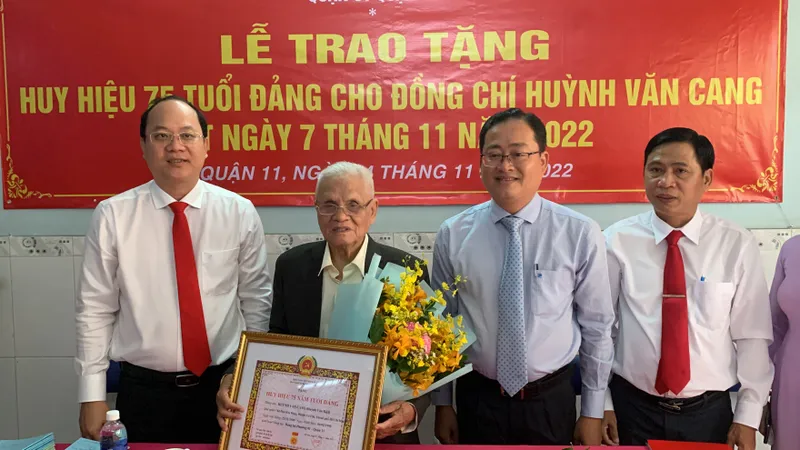 Phó Bí thư Thành ủy TPHCM Nguyễn Hồ Hải trao Huy hiệu Đảng cho đảng viên cao tuổi Đảng ở quận 11