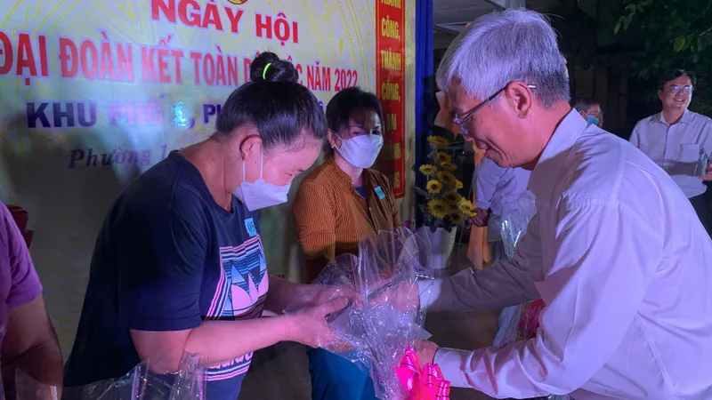Phó Chủ tịch UBND TPHCM Võ Văn Hoan đến dự và trao quà cho các hộ gia đình có hoàn cảnh khó khăn. Ảnh: CHÍ THẠCH 